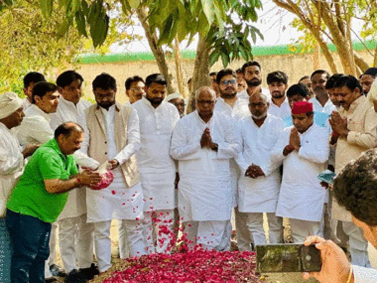 मुख्तार की मौत के बाद सपा नेता धर्मेंद्र यादव पहुंचे शोक जताने